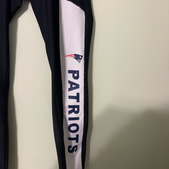 WEAR by Erin Andrews NFL Mew England Patriots Leggings - Picture 4 of 7